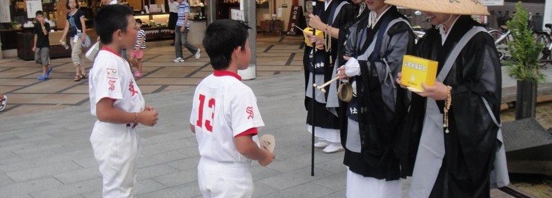 第２回托鉢　於　近鉄奈良駅前