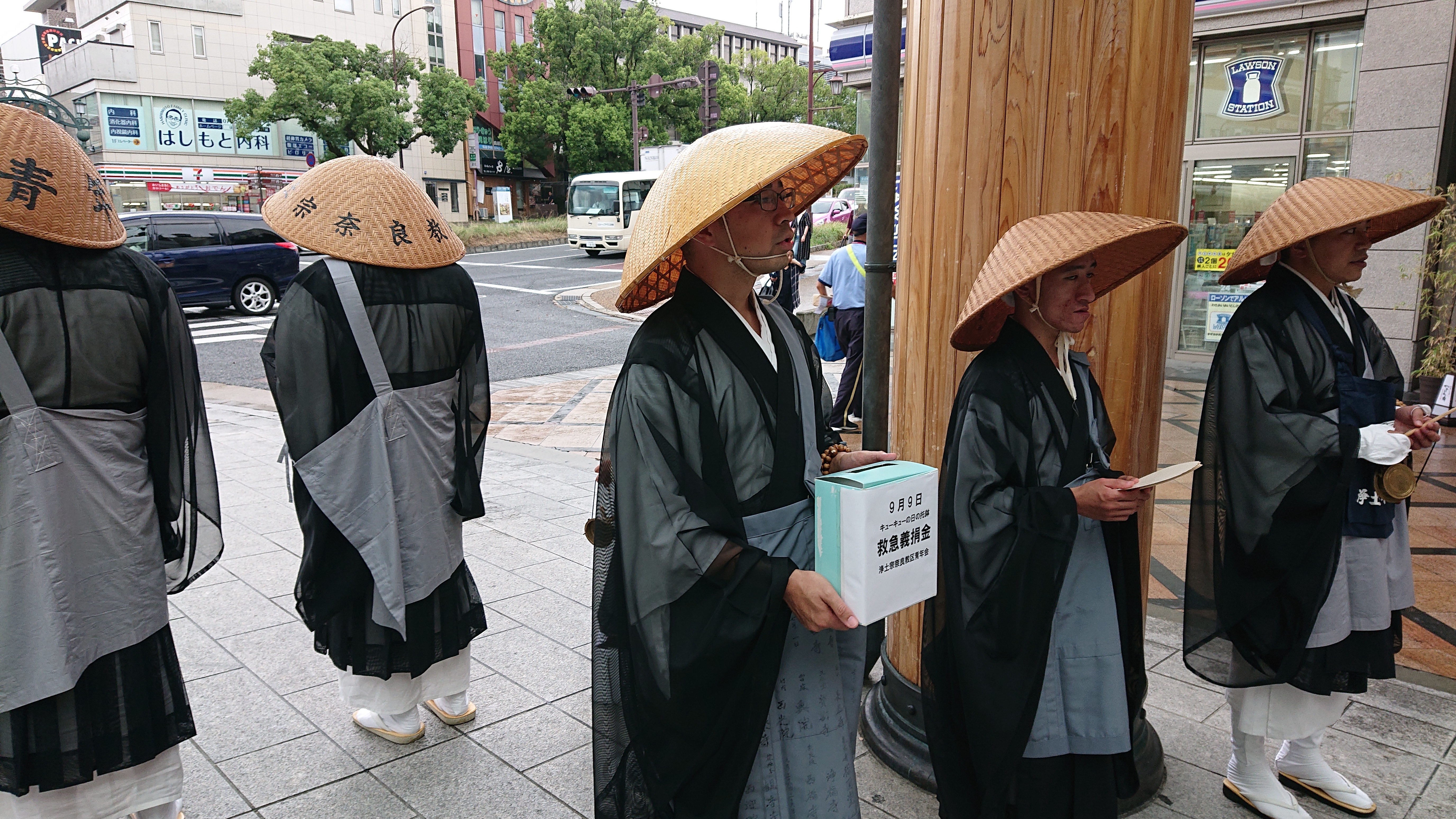救急の日　街頭托鉢　於　近鉄奈良駅前