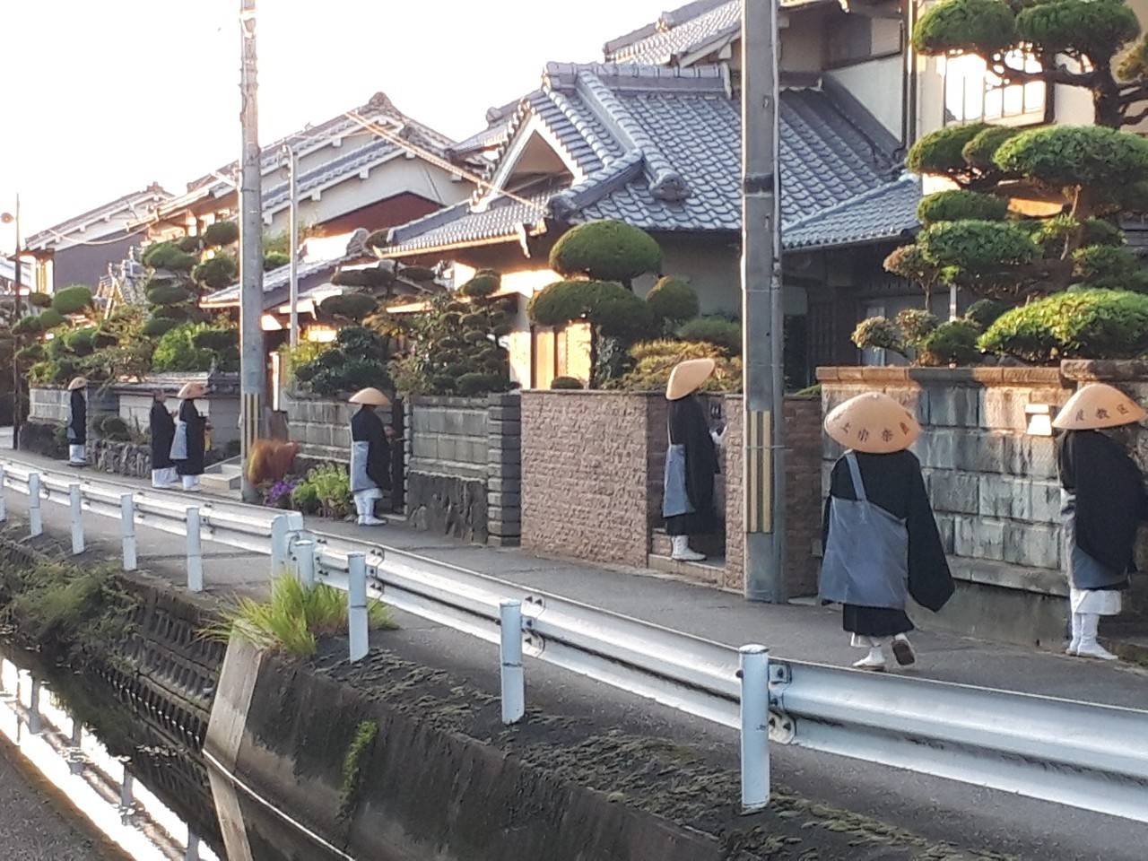 門付托鉢　於　十念寺